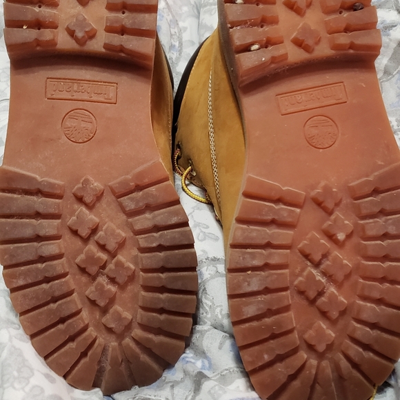 Timberland booties only worn 2 times has minor details in front - Picture 3 of 3